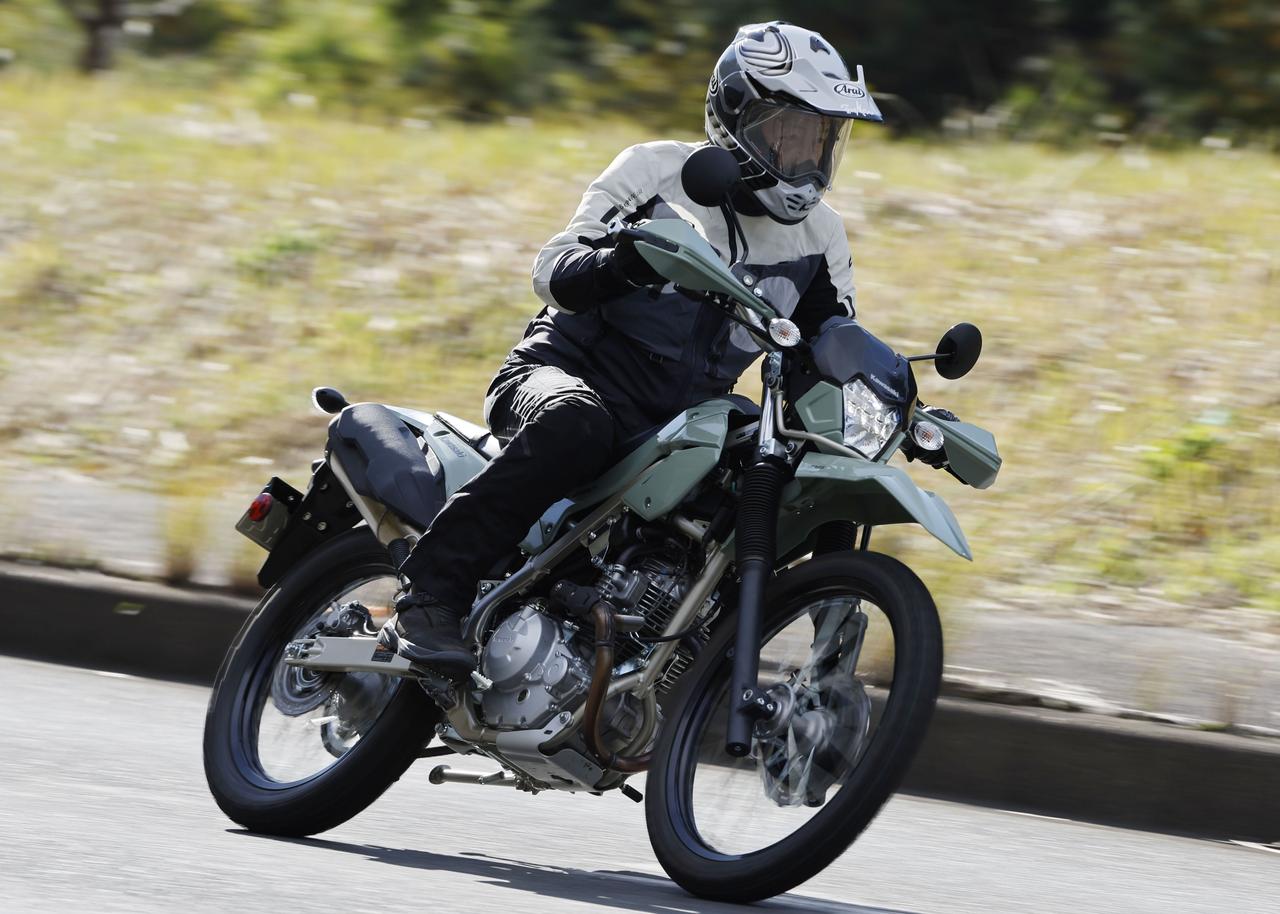 画像: Kawasaki KLX230 SHERPA 2025年モデル 総排気量：232cc エンジン形式：空冷4ストロークSOHC2バルブ単気筒 シート高：845mm 車両重量：134kg 発売日：2024年12月25日 税込価格：63万8000円