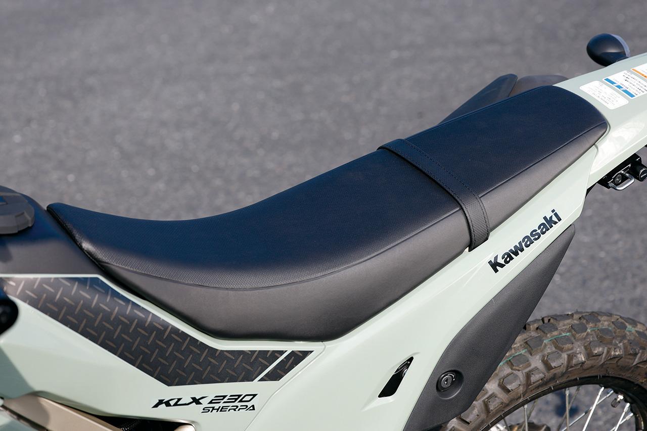 画像: シート形状はスリムで、ポジションの自由度も高いもの。足つき性に優れるKLX230S がベースなので、シート高は845mmに抑えられています。