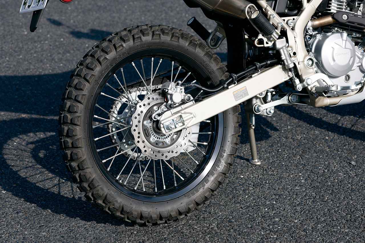 画像: スイングアームはアルミ製でKLX230 Sと同じものを装備しています。リアのホイールトラベルは223mmとゆとりがあります。