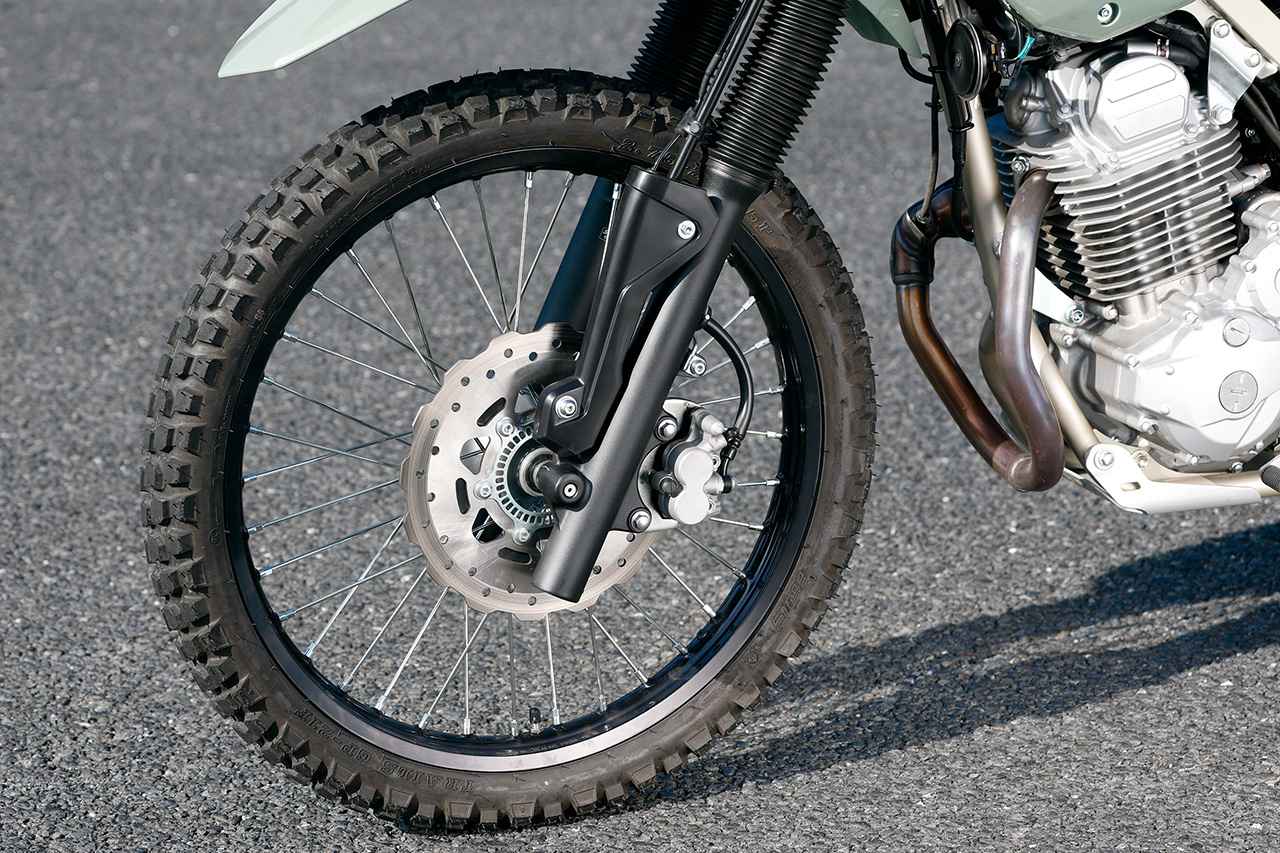 画像: フロントタイヤは21インチ径のIRC製品を標準装着しています。フロントブレーキはΦ265mm径のペータルディスクで、ABSは前後2チャンネルです。