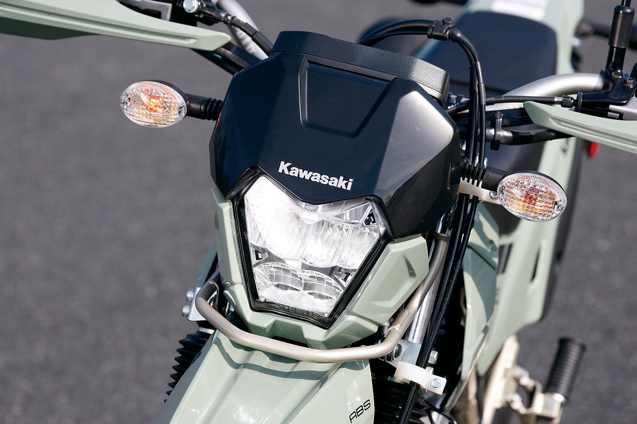 画像: ヘッドライトカウルは専用デザインです。ライト下には緊急時にバイクを引き上げるためのスタックパイプも備わっています。ヘッドライトバルブはLEDを標準装備。