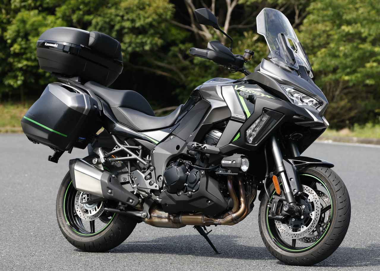 画像: Kawasaki VERSYS 1100 SE 2025年モデル 総排気量:1098cc エンジン形式:水冷4ストロークDOHC4バルブ並列4気筒 シート高:820mm 車両重量:260kg 発売日:2025年4月12日(土) 税込価格:209万円 ※撮影車両には一部アクセサリーパーツが備わっています。