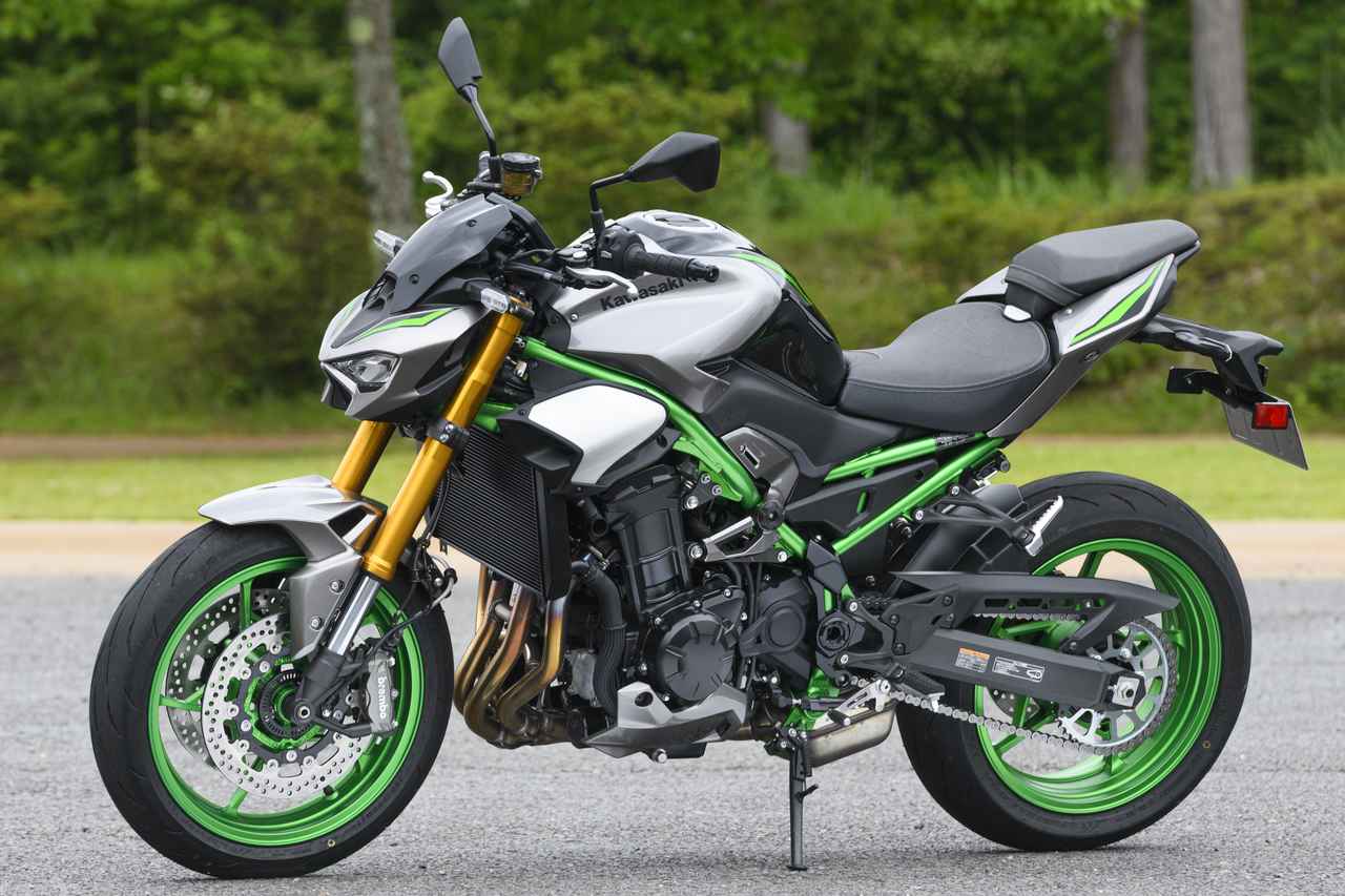 画像: Kawasaki Z900 SE 総排気量：948cc エンジン形式：水冷4ストロークDOHC4バルブ並列4気筒 シート高：810mm 車両重量：215kg 2026年モデルの発売日：2025年7月15日（火） 2026年モデルの税込価格：166万1000円 ※撮影車両は2025年モデルです。