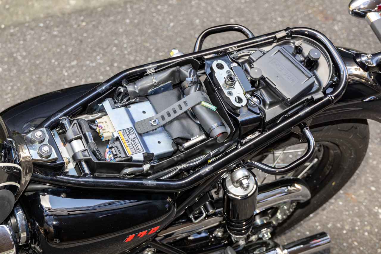 画像: シートの下にはETC2.0車載器が標準装備されています。ヘルメットホルダーやグラブバーも標準装備。荷掛フックが充実していて、リアシートに荷物を積みやすい仕様となっています。