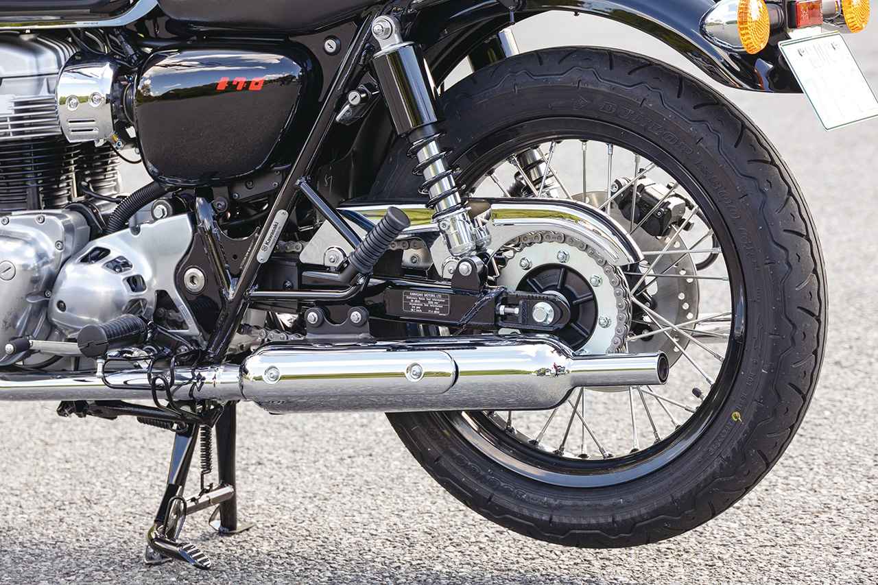 画像: リアサスペンションはカバーの付いた2本ショックを採用しています。サイレンサーはクラシックモーターサイクルの定番・キャブトンタイプで、パンチの効いたサウンドを奏でます。