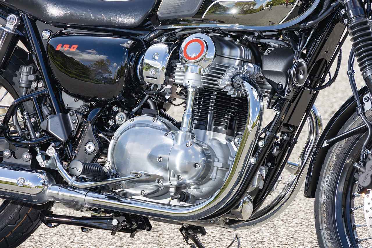 画像: ベベルギアを使用したSOHCのバーチカルツインエンジンはW800と同様です。独特のパルスとサウンドは、このMEGURO K3とW800でしか味わえないものといえるでしょう。