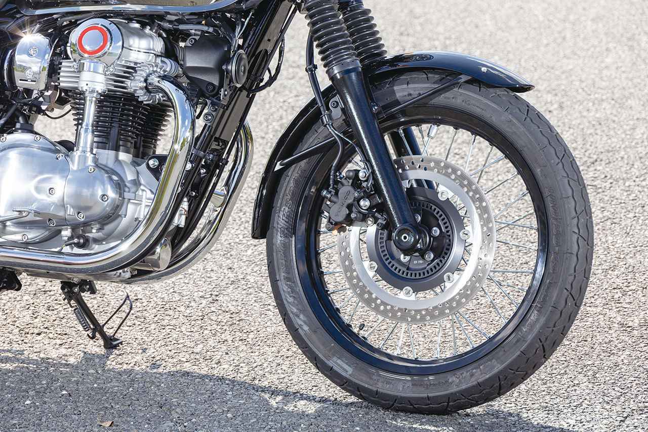 画像: フロントのブレーキディスクはシングルながらΦ320mmと大径で、ストッピングパワーは十二分です。前後ホイールのリム部分は2025年モデルでブラック仕上げに変更されました。
