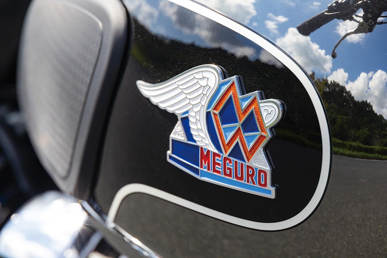 画像: 燃料タンクの「MEGURO」バッジはアルミのプレートに彩色を施した、手の込んだ工芸品のような逸品。所有欲を満たす上質なアイテムとなっています。