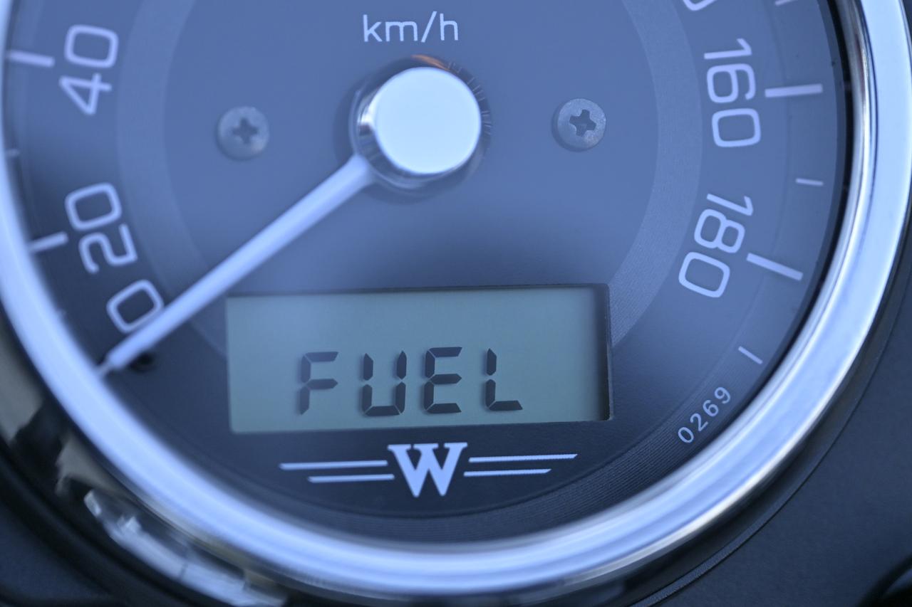 画像: ▲オドやトリップ、時計を表示する液晶部に、燃料が少なくなると「FUEL」の文字が点滅します。