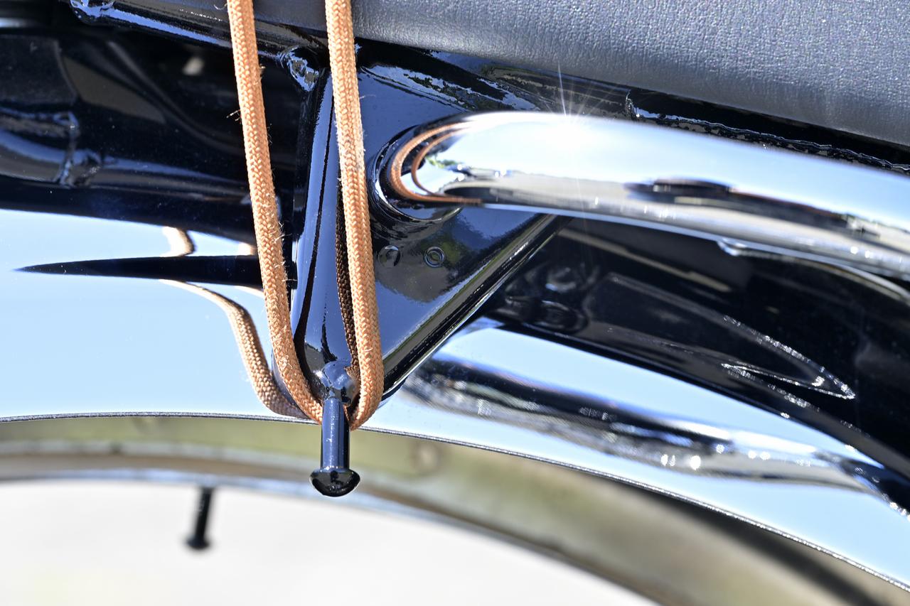 画像: ▲後方のフック。垂直ではなく、やや外側に広がった向きにセットされています。