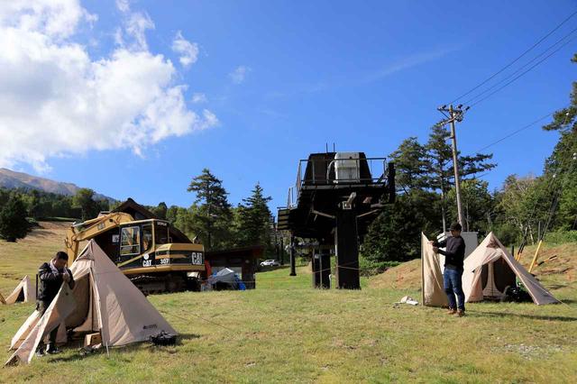 画像1: ▲名古屋から一緒に大型モーターサイクルでいらっしゃったというおふたり。今回手に入れたキャンプ道具を持って、いつかは北海道をツーリングしたいと話していました。