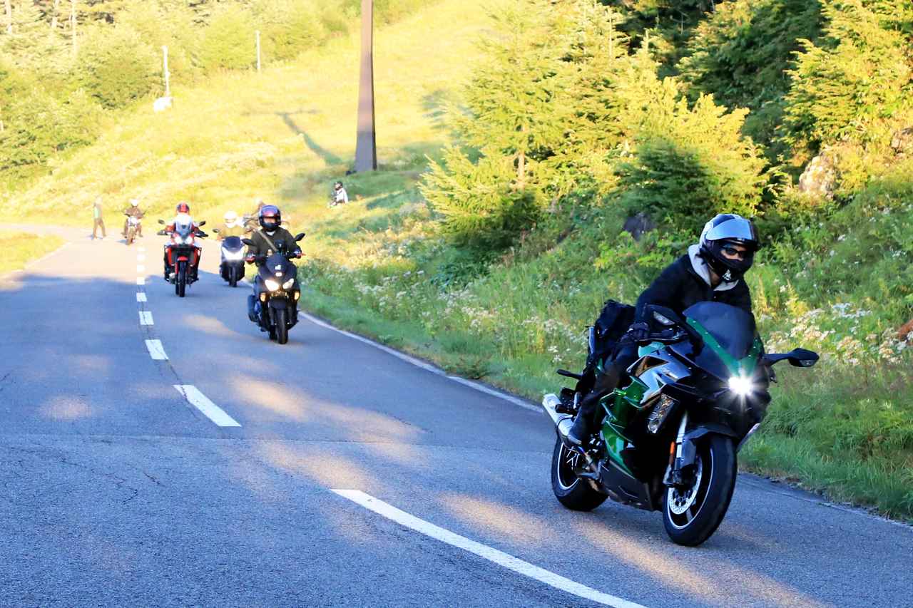 画像2: ▲CAMP ONTAKE 雲の上エリアからベースまでの帰り道はすっかり明るくなって、みなさん御岳スカイラインを軽快に楽しんでいました。