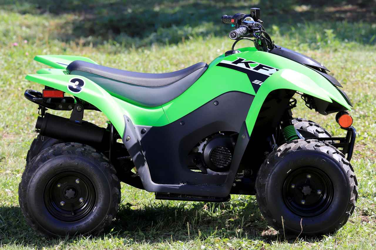 画像2: 大人も楽しめる⁉ 6歳から乗れるカワサキ「KFX50」は小さな車体で悪路の坂もグングン進む！【インプレッション】