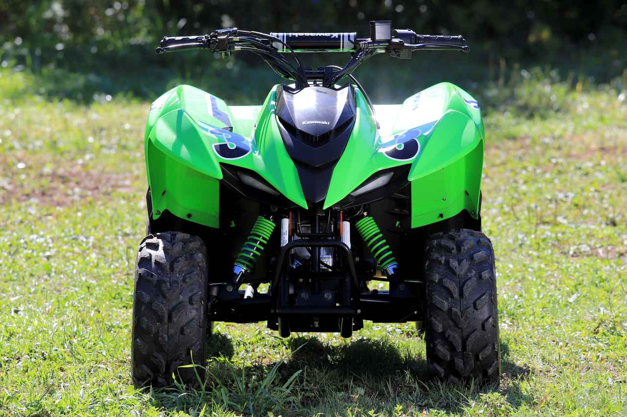 画像1: 大人も楽しめる⁉ 6歳から乗れるカワサキ「KFX50」は小さな車体で悪路の坂もグングン進む！【インプレッション】