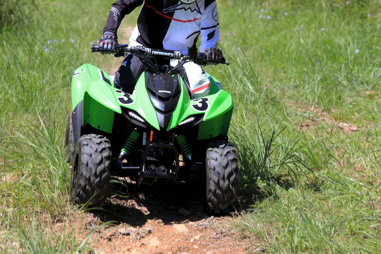 画像8: 大人も楽しめる⁉ 6歳から乗れるカワサキ「KFX50」は小さな車体で悪路の坂もグングン進む！【インプレッション】