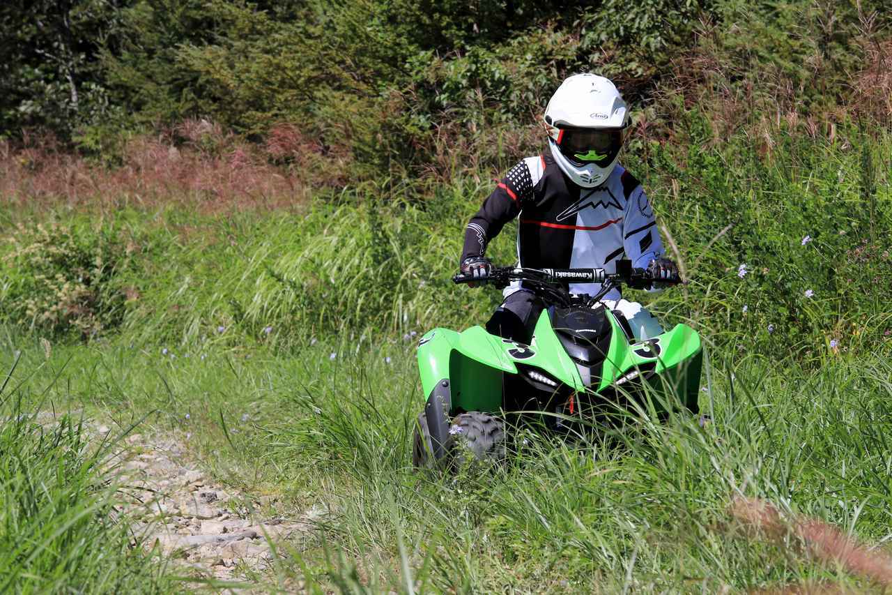 画像10: 大人も楽しめる⁉ 6歳から乗れるカワサキ「KFX50」は小さな車体で悪路の坂もグングン進む！【インプレッション】