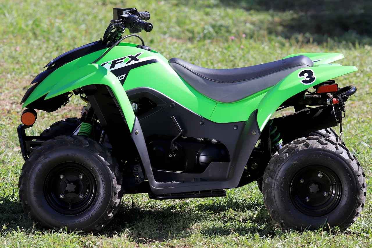 画像3: 大人も楽しめる⁉ 6歳から乗れるカワサキ「KFX50」は小さな車体で悪路の坂もグングン進む！【インプレッション】