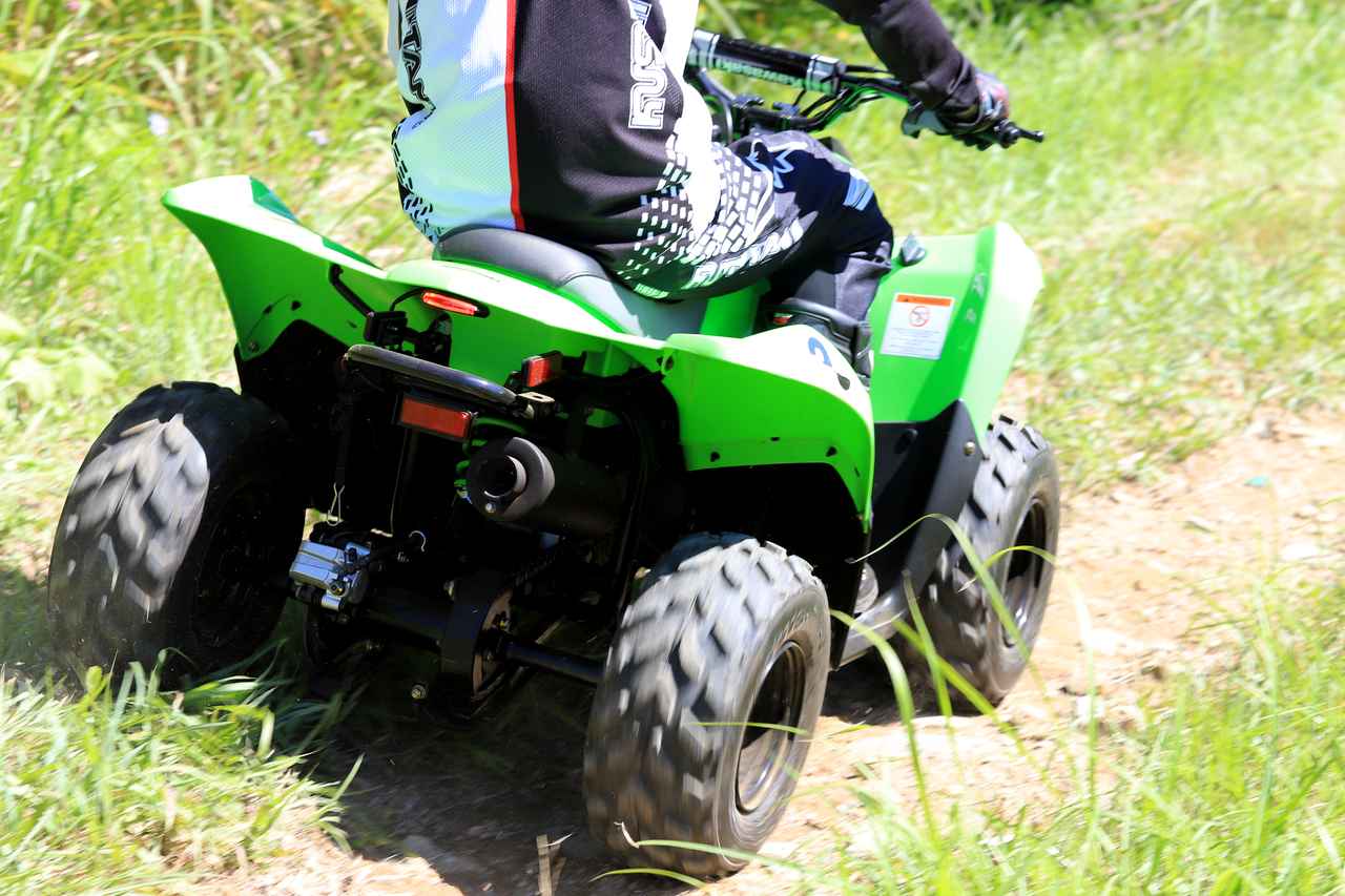 画像9: 大人も楽しめる⁉ 6歳から乗れるカワサキ「KFX50」は小さな車体で悪路の坂もグングン進む！【インプレッション】