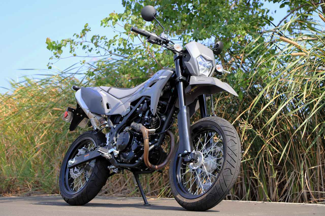 画像: Kawasaki KLX230SM 総排気量：232cc エンジン形式：空冷4ストロークSOHC2バルブ単気筒 シート高：840mm 車両重量：137kg 2026年モデルの発売日：2025年9月15日（月） 2026年モデルの税込価格：63万8000円 ※撮影車両は2025年モデルです。