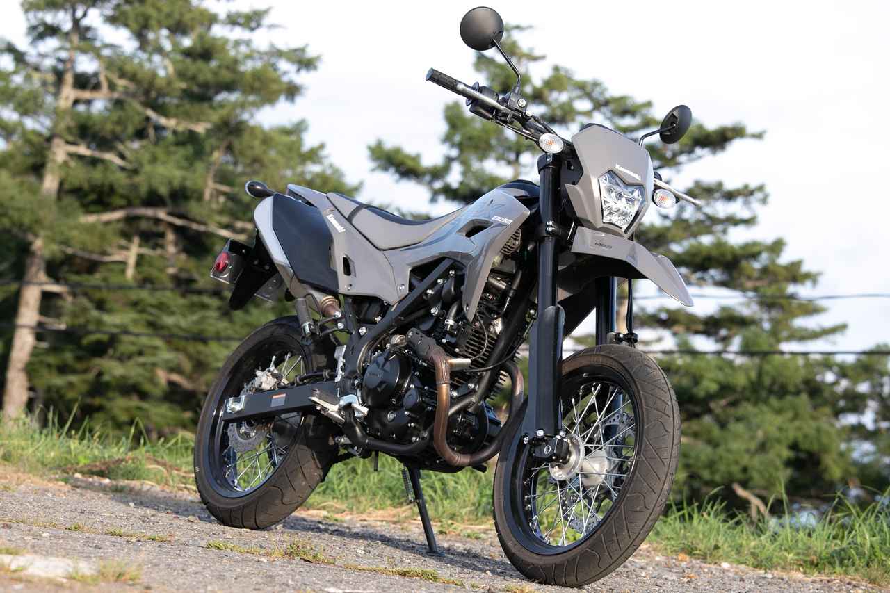 画像: Kawasaki KLX230SM 総排気量：232cc エンジン形式：空冷4ストロークSOHC2バルブ単気筒 シート高：840mm 車両重量：137kg 2026年モデルの発売日：2025年9月15日（月） 2026年モデルの税込価格：63万8000円 ※撮影車両は2025年モデルです。