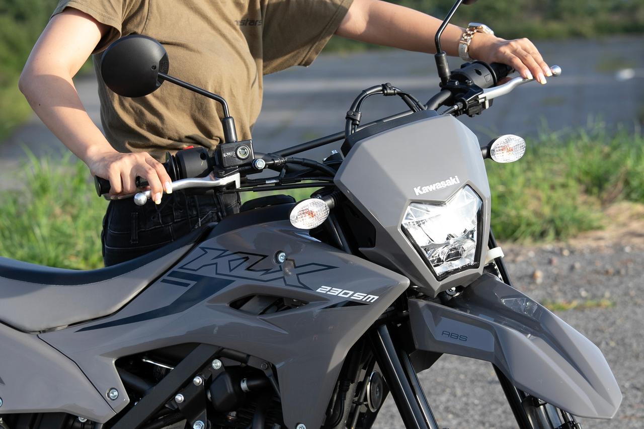 画像2: KLX230SMの街乗り性能と使い勝手