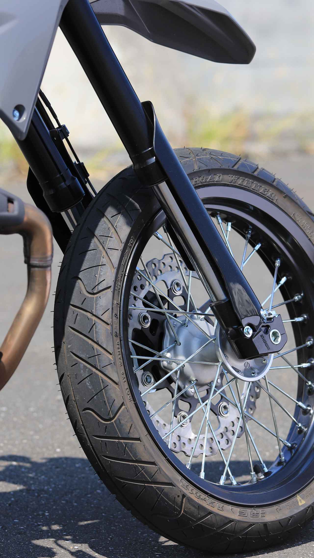 画像2: “街乗りが楽しい” とウワサのKLX230SMに乗ってみた！ 気になる足つき性や取りまわしもチェック