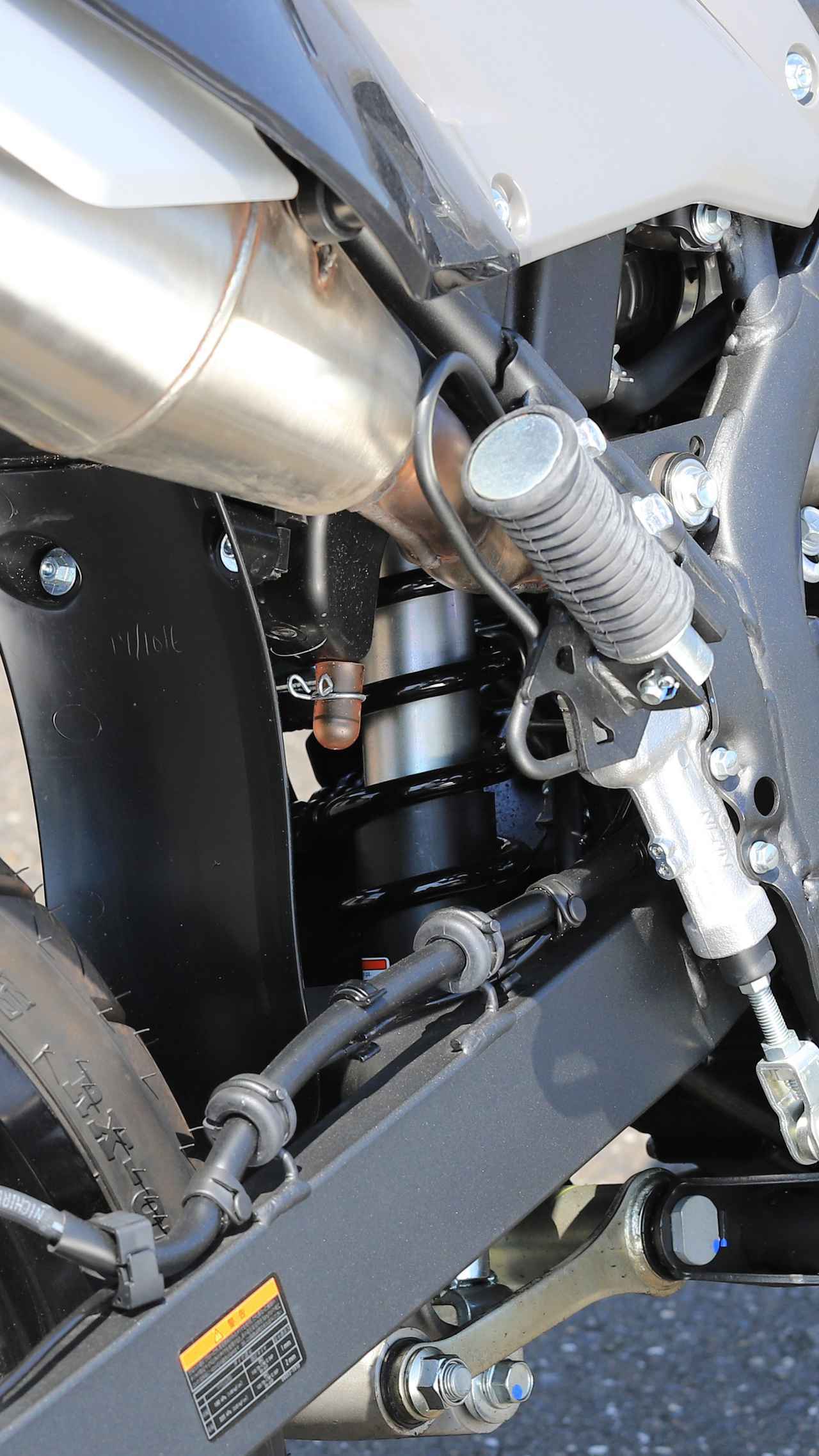 画像1: “街乗りが楽しい” とウワサのKLX230SMに乗ってみた！ 気になる足つき性や取りまわしもチェック