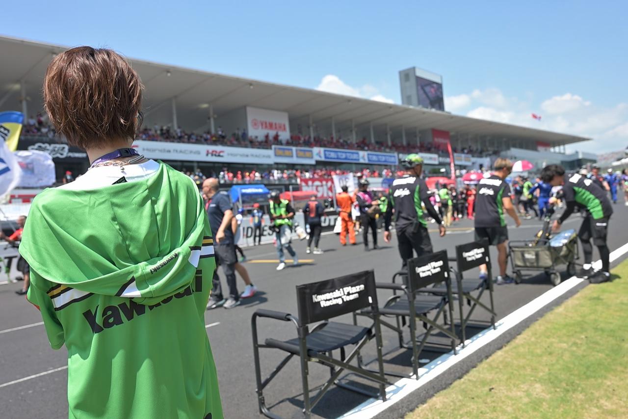 画像2: ▲レース前のピットウォークでは、選手と同じ目線で鈴鹿サーキットを体感。選手へのインタビューも行ないました。