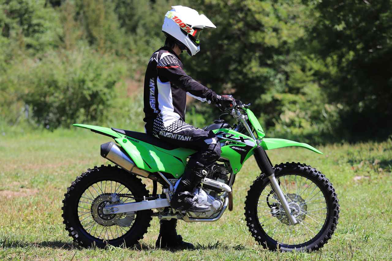 画像1: ▲コンパクトな車体ですがポジションの自由度は高く、「KLX230R S」はシート高が抑えられているため足つきも不安は少ないです。(身長・体重:174cm・60kg)