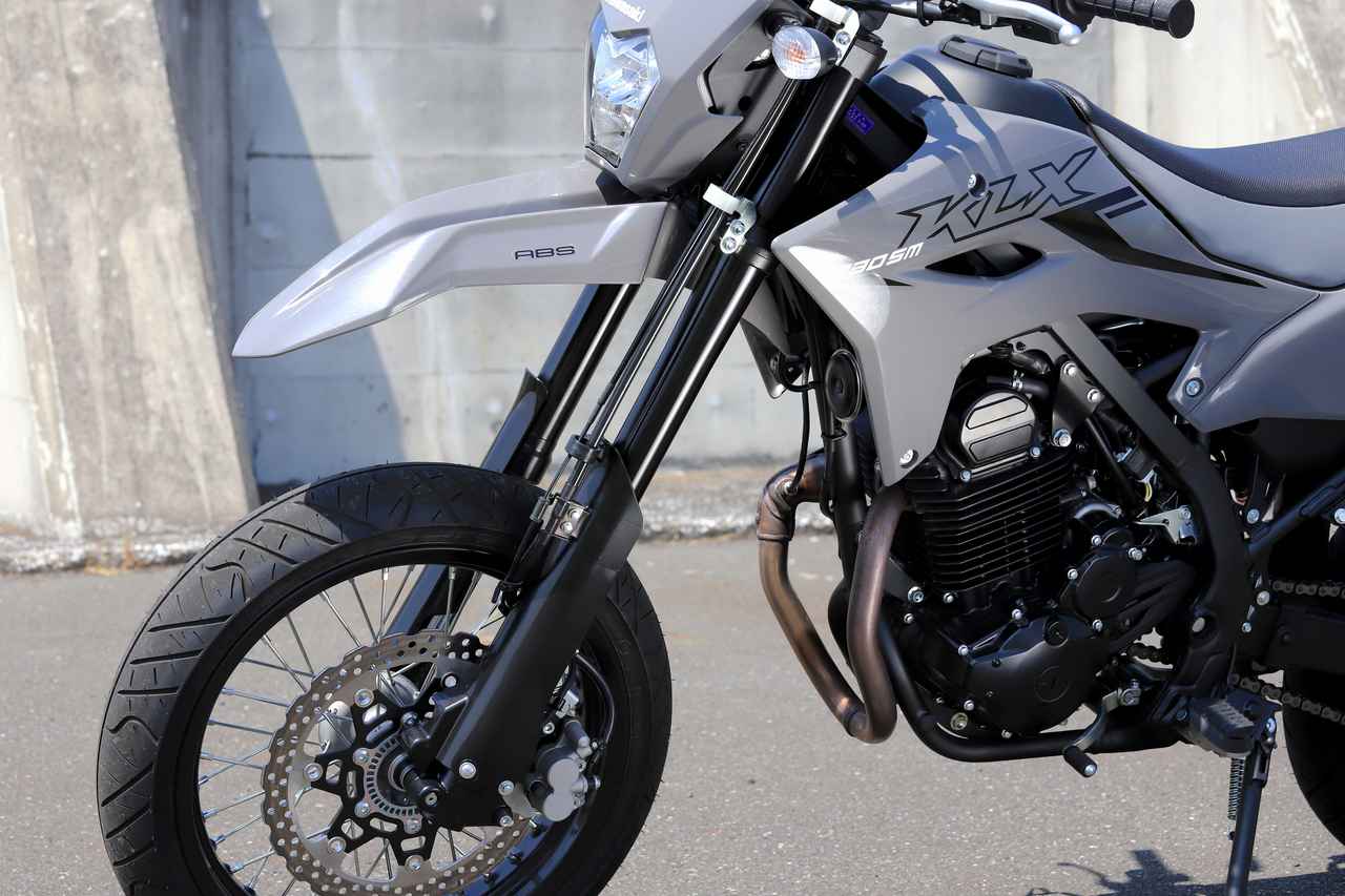 画像5: 見た目はクール、走りは軽快！ たっぷり乗って気づいた「KLX230SM」の魅力10選