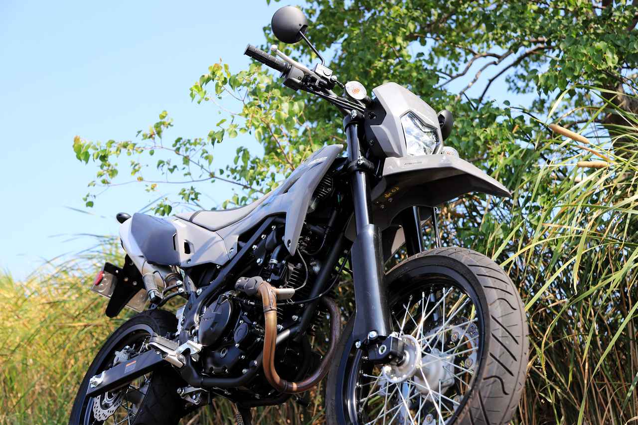 画像: モトクロッサー直系のアグレッシブなスタイリング