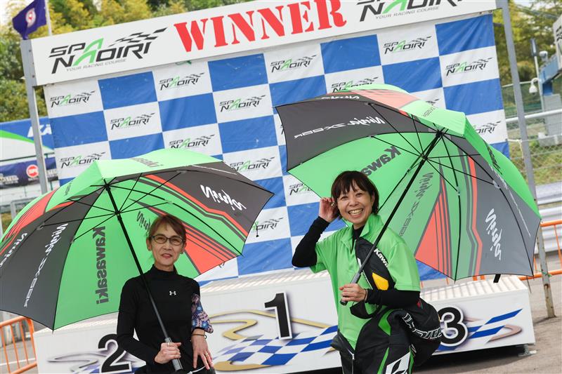 画像: ▲初めてNinja Team Green Cupに参加される方には初参加賞として専用レーシングパラソルがプレゼントされます。