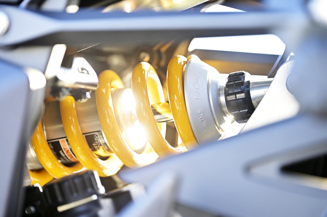 画像: ▲アルミボディとシングルチューブ構造を採用したオーリンズ社製のリアショック。