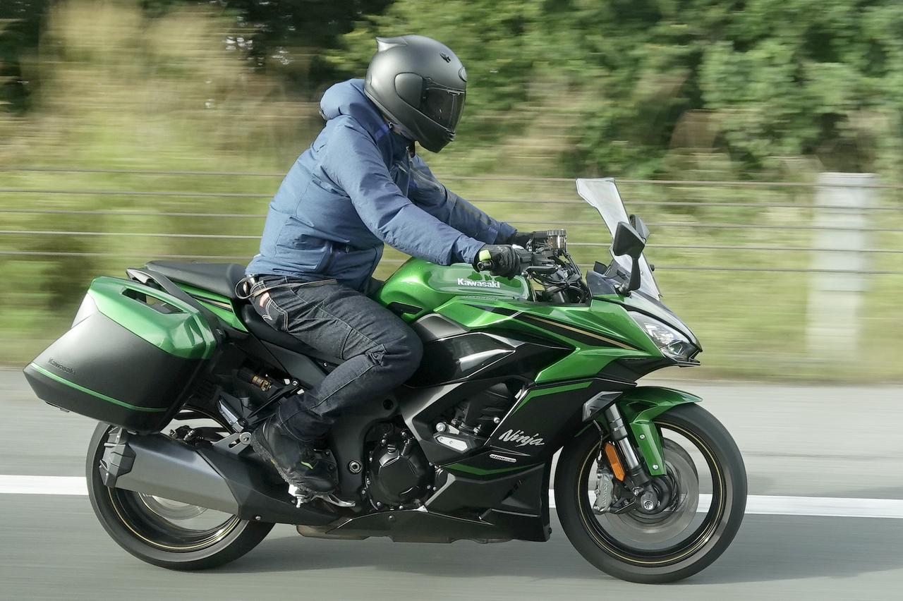 画像: ▲スクリーンは4段階で角度を調整できます。この写真は、最も起こした状態。盾のように守ってくれるので、高速道路走行時や雨天時はこの状態がベストでしょう。