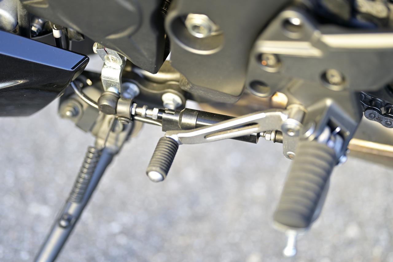 画像: ▲クラッチレバーを握ることなくシフトチェンジが行なえるカワサキクイックシフター(KQS)を標準装備。