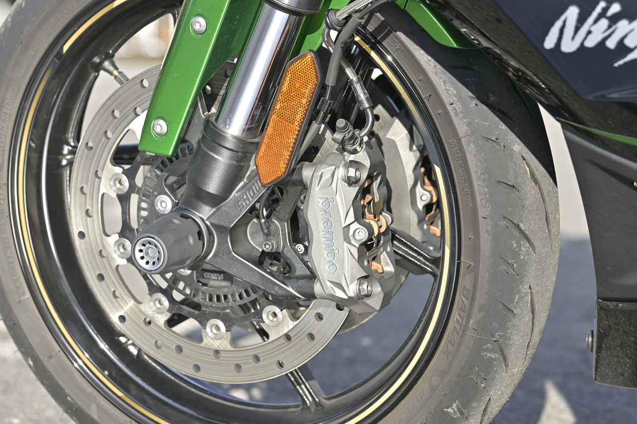画像: ▲見た目にも高級感のあるブレンボ社製のブレーキキャリパー。ラジアルマウント式の対向4ピストン。セミフローティング式のΦ300mmのダブルディスクもブレンボ社製のもの。