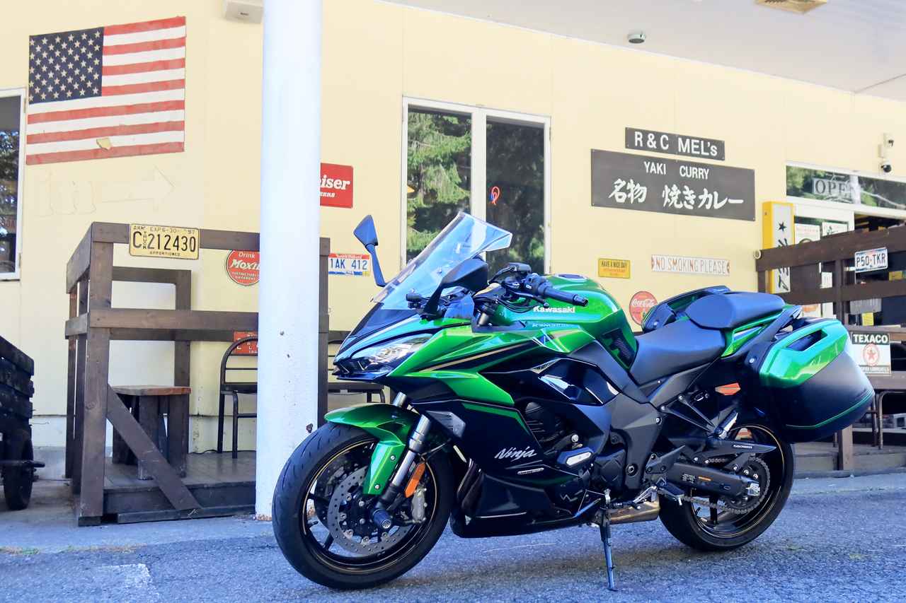 画像1: ▲内観も外観もおしゃれな、焼きカレー屋MEL’s。Ninjaと写真を撮っていいか尋ねると「思う存分撮ってって」と快く許可をくださった。