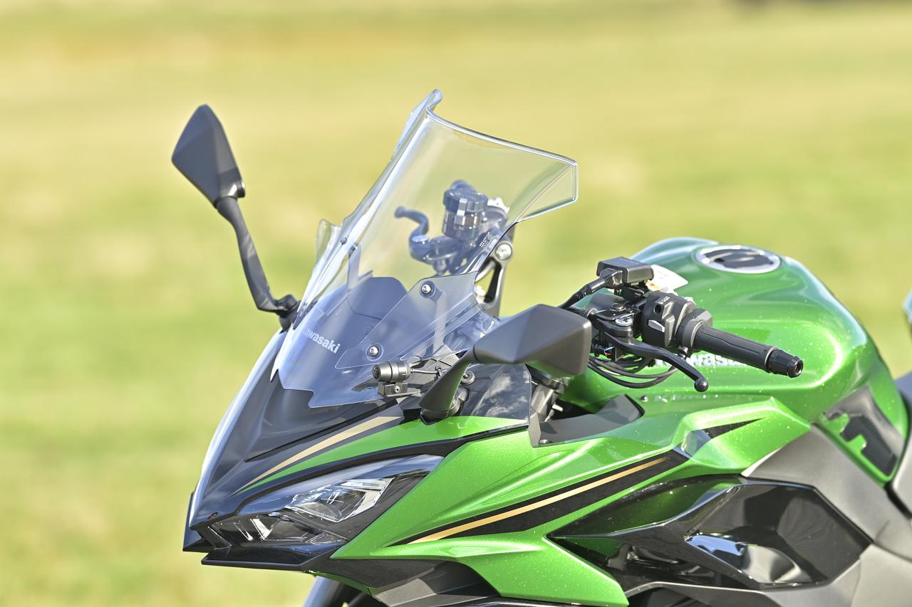 画像3: ▲手動で4段階の角度調整が行なえます。高速道路の走行時は一番立てた角度がとてもラクだと感じました。