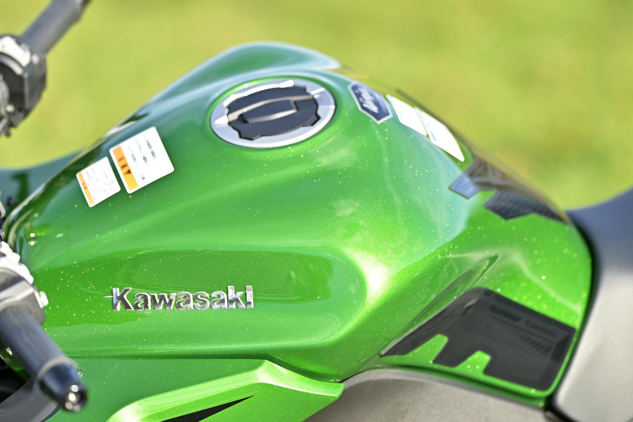 画像1: ▲容量19Lの燃料タンク。タンクパッドとニーパッドはアクセサリーパーツとなります。