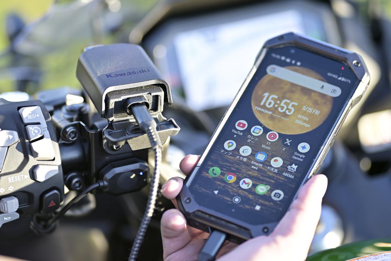 画像2: ▲防水キャップ付きの純正電源ソケット。ケーブルはUSBタイプCと手持ちの端末に合うものをご用意ください。