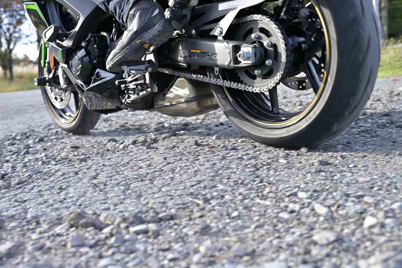 画像: ▲多少荒れた路面もトラクションコントロールや高性能なサスペンションのおかげで、けっこう走れます。ワインディングロードのひび割れや橋の継ぎ目などは、ほとんど気にすることなく走りに集中できますよ。