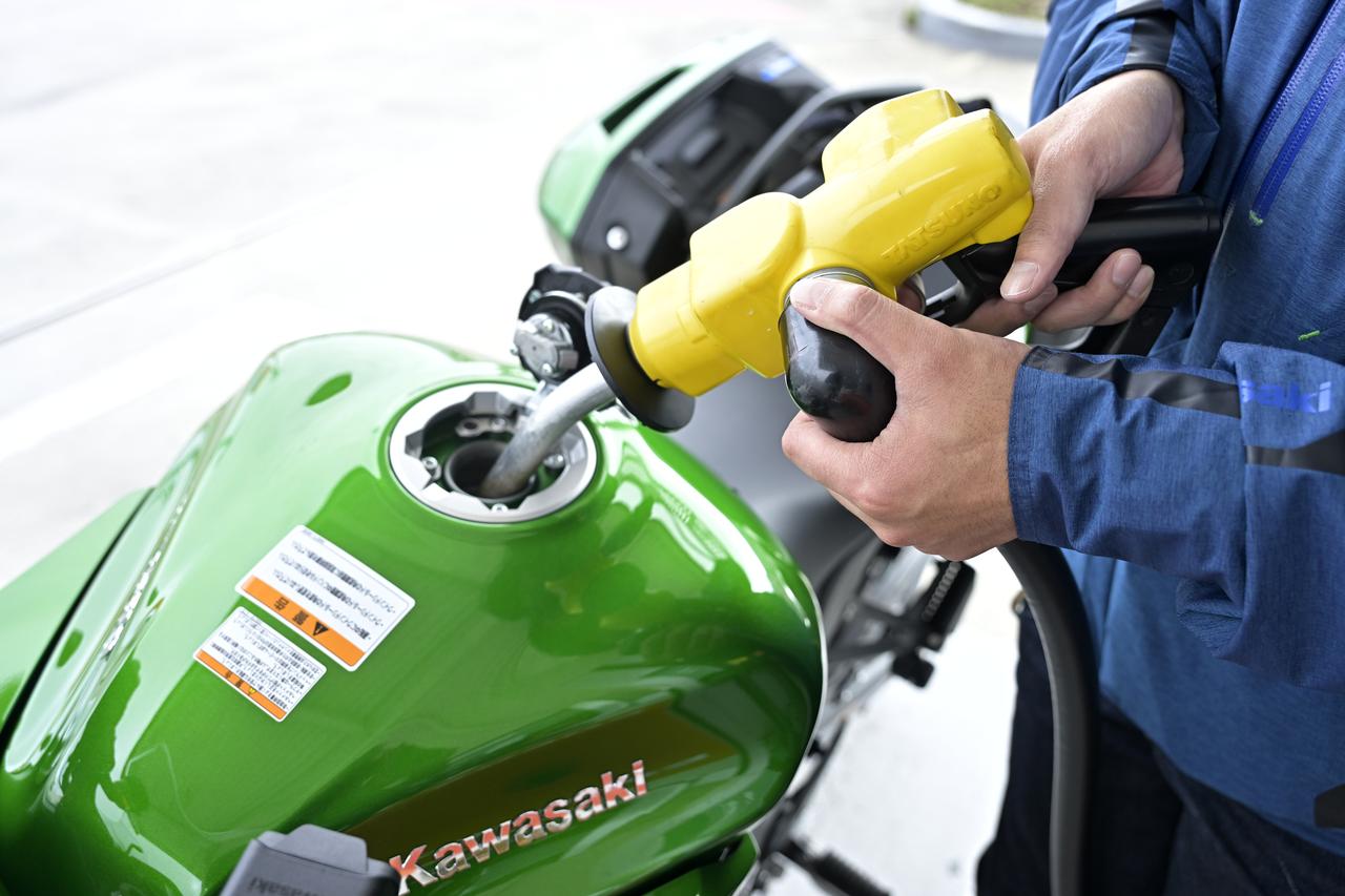 画像: ▲油面をのぞきやすい給油口。油種はハイオクです。