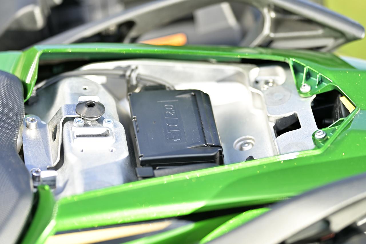 画像: ▲ETC2.0車載器はリアシートの下。