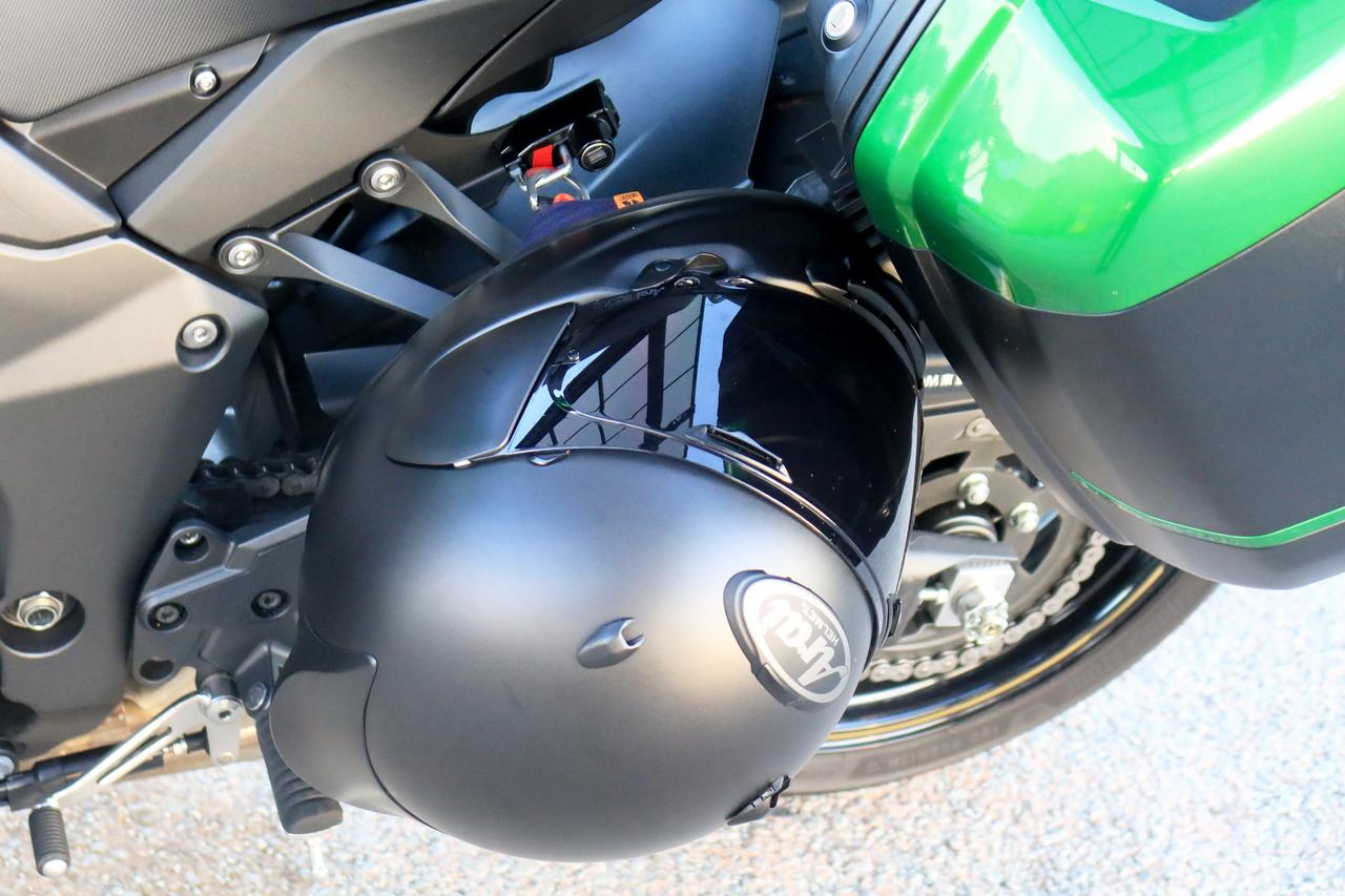 画像: ▲ヘルメットホルダーはパニアケースを装着しても使える位置に備わっています。