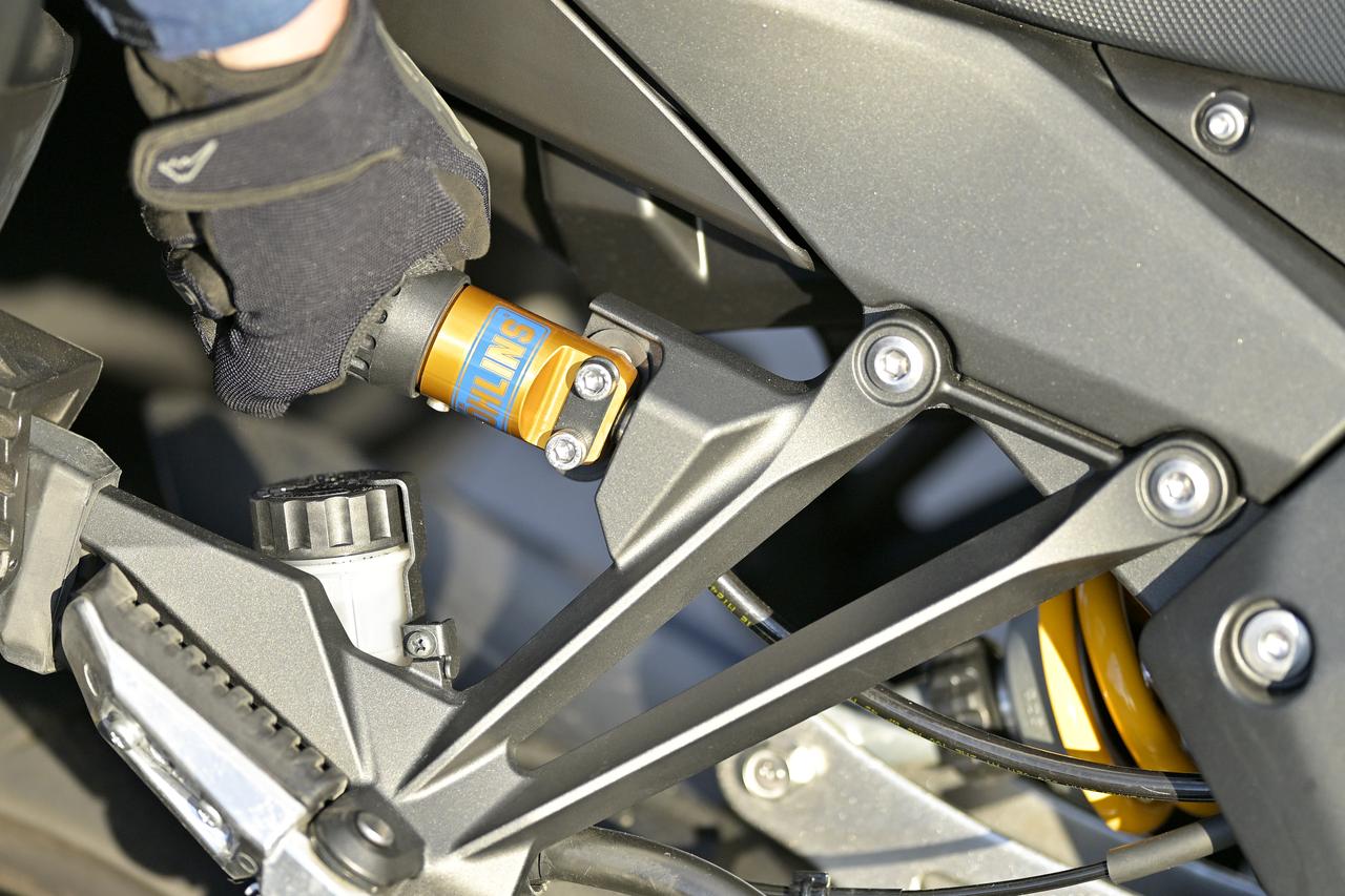 画像: ▲『SE』専用装備のオーリンズ社製S46リアショックは工具不要で調整が可能。無段階でかなり細かなセッティングができます。