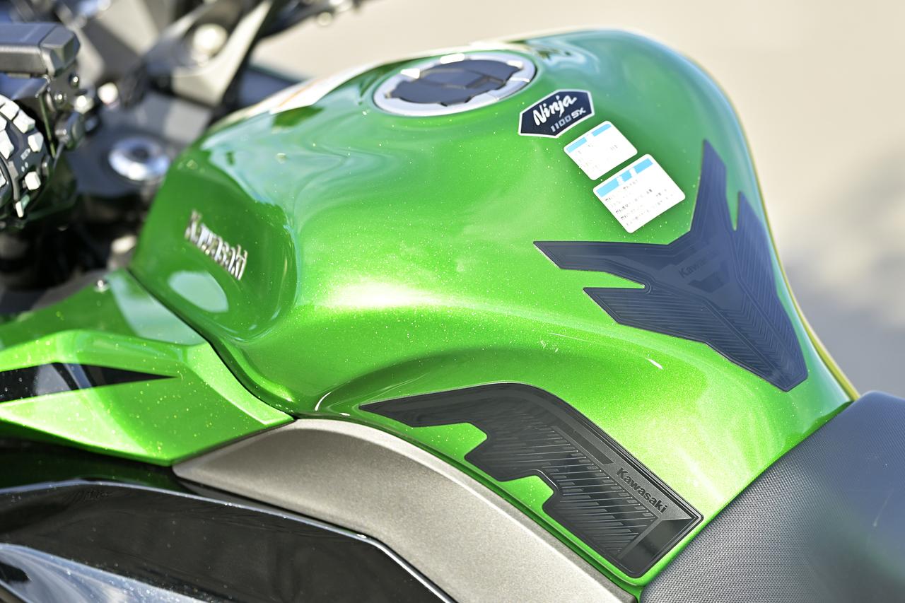 画像2: ▲容量19Lの燃料タンク。タンクパッドとニーパッドはアクセサリーパーツとなります。