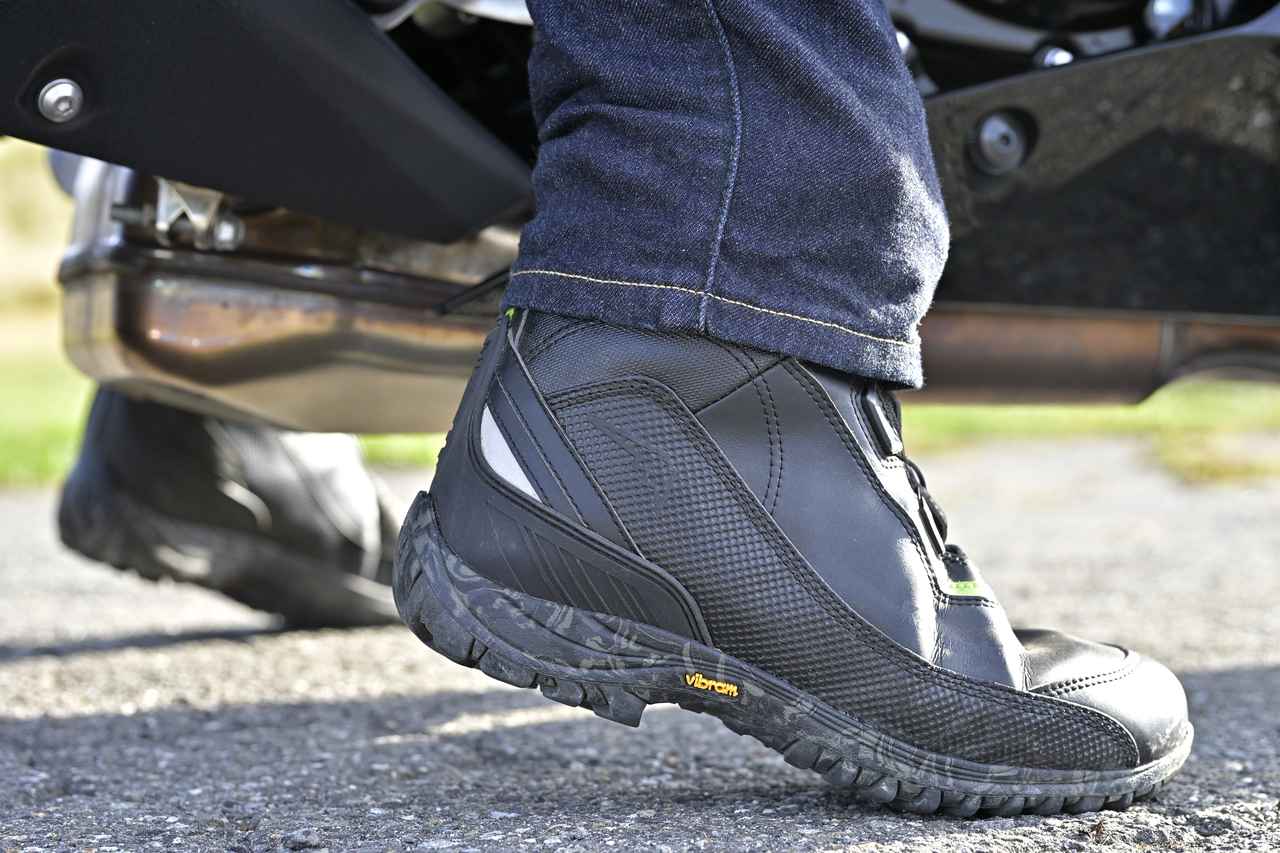 画像: ▲跨ったまま前後に動かしたいときはこのような感じになります。