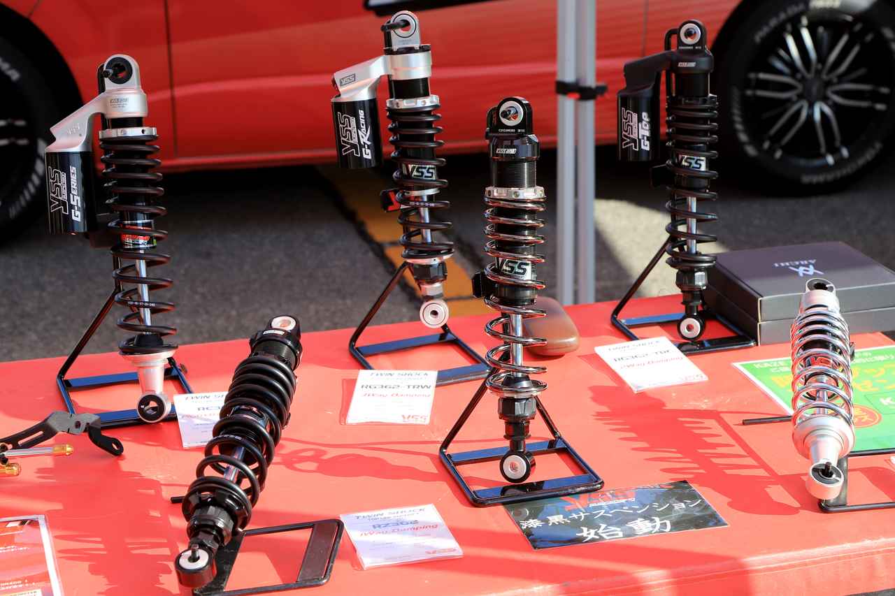 画像2: ▲PMCブース。YSSサスペンションやARCHI製パーツの展示に加え、カスタムデモ車「Z900RS ゴールドアクセント」も登場!