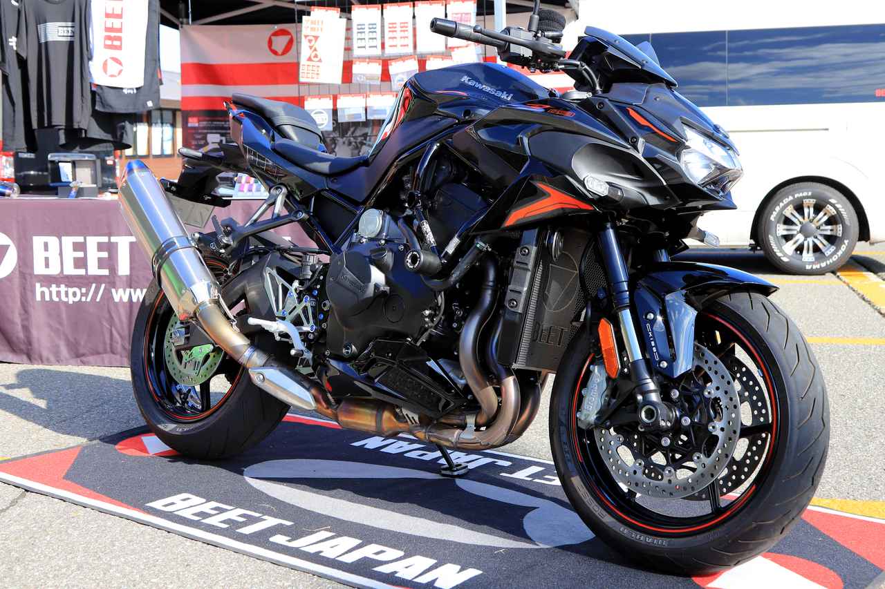 画像3: ▲BEET JAPANブース。マフラーをはじめさまざまなカスタムパーツを装着したNinja ZX-6R 40th Anniversary EditionとZ H2の2台を展示。BEETはグッズもおしゃれです。