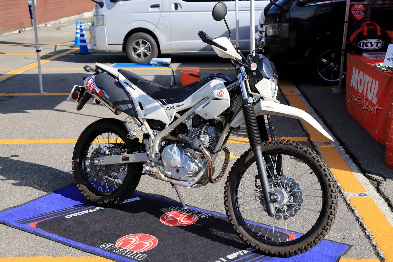 画像3: ▲スペシャルパーツ忠男ブース。“気持ちイー!”を体感できるマフラーを装着したZ650RSとKLX230 SHERPAを展示し、実際に音を聴くこともできました。